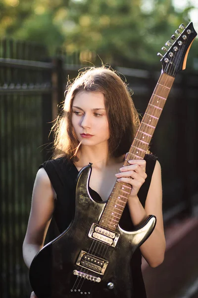 Schöne Junge Frau Schwarzem Kleid Und Mit Einer Gitarre Der — Stockfoto