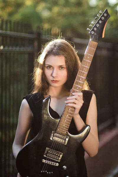 Bella Giovane Donna Abito Nero Con Una Chitarra Tra Mani — Foto Stock