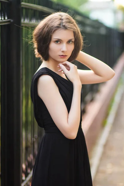 Joven Hermosa Mujer Vestido Negro Foto Moda Aire Libre Sobre —  Fotos de Stock