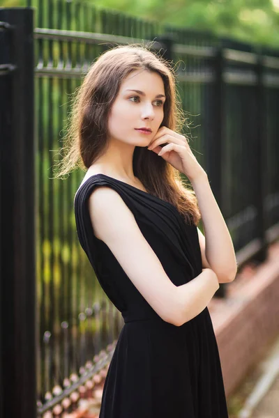 Junge Schöne Frau Schwarzem Kleid Modisches Foto Freien Auf Einem — Stockfoto
