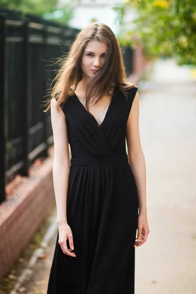Молода Красива Жінка Чорній Сукні Зовнішнє Модне Фото Фоні Сталевого — стокове фото