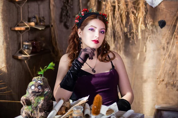 Προσωπογραφία Μιας Νεαρής Ελκυστικής Μάγισσας Που Κάθεται Ένα Τραπέζι Μαγικά — Φωτογραφία Αρχείου