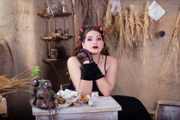 Προσωπογραφία Μιας Νεαρής Ελκυστικής Μάγισσας Που Κάθεται Ένα Τραπέζι Μαγικά — Φωτογραφία Αρχείου
