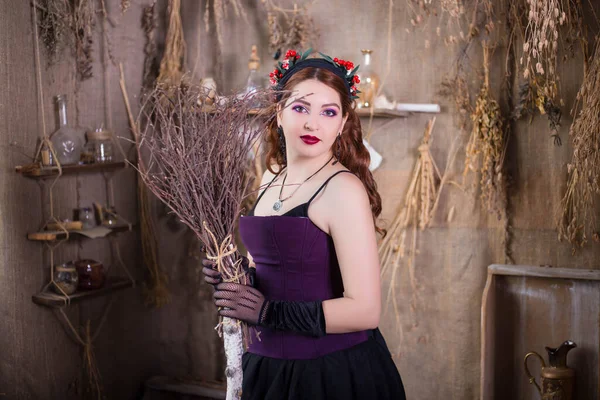 Elinde Süpürgeyle Genç Çekici Bir Cadı Simya Malzemeleri Mataralar Şişeler — Stok fotoğraf