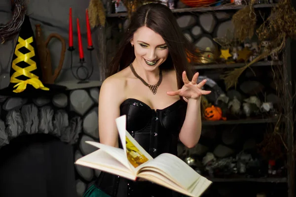 Una Bella Giovane Strega Corsetto Nero Con Libro Mano Evoca — Foto Stock