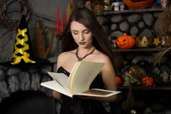 Una Bella Giovane Strega Corsetto Nero Con Libro Mano Evoca — Foto Stock