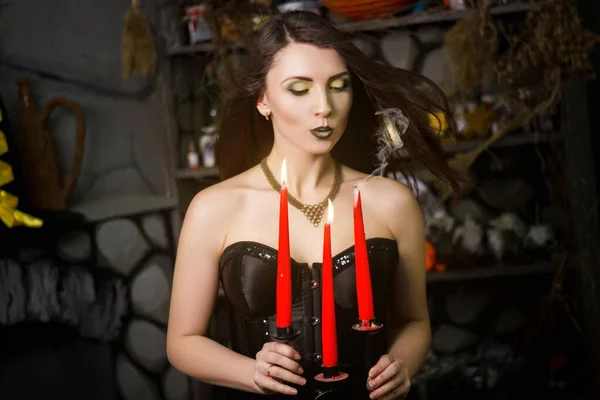 Una Bella Giovane Strega Corsetto Nero Con Candele Rosse Ardenti — Foto Stock