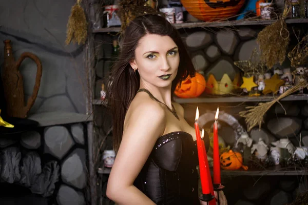 Egy Gyönyörű Fiatal Boszorkány Fekete Fűzőben Égő Vörös Gyertyákkal Kezében — Stock Fotó