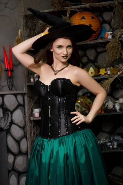 Siyah Korseli Yeşil Etekli Siyah Şapkalı Güzel Genç Bir Kadın — Stok fotoğraf