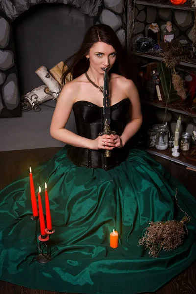 Une Jeune Belle Femme Dans Une Jupe Verte Corset Noir — Photo