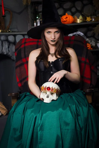 Egy Fiatal Gyönyörű Boszorkány Fekete Kalapban Fűzőben Egy Koponyát Tart — Stock Fotó