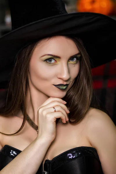 Portrait Une Belle Jeune Sorcière Maquillage Vert Avec Chapeau Pointu — Photo