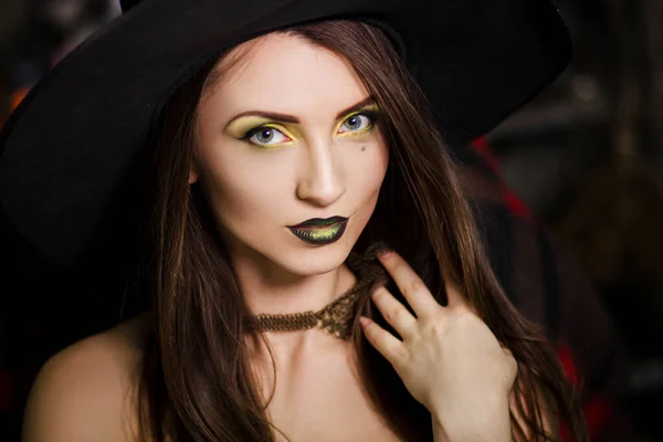 Portrait Une Belle Jeune Sorcière Maquillage Vert Avec Chapeau Pointu — Photo