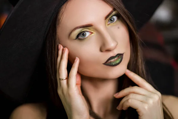 Retrato Una Hermosa Bruja Joven Con Maquillaje Verde Sombrero Negro —  Fotos de Stock