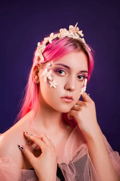 Close Retrato Uma Jovem Menina Bonita Com Cabelo Rosa Maquiagem — Fotografia de Stock