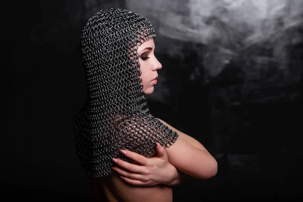 Retrato Uma Menina Bonita Capuz Chainmail Fundo Preto Modelo Com — Fotografia de Stock