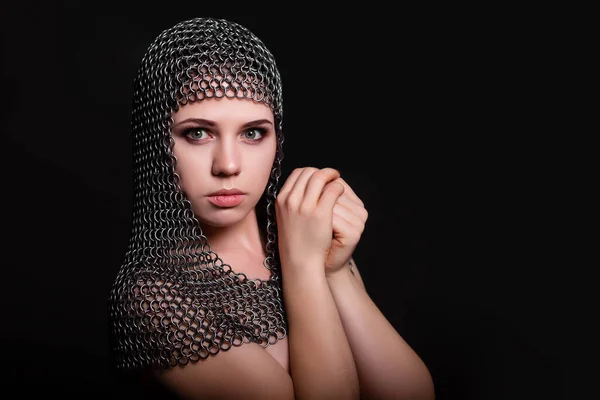 Retrato Uma Menina Bonita Capuz Chainmail Fundo Preto Modelo Com — Fotografia de Stock