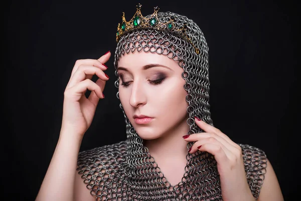 Retrato Beleza Uma Mulher Capuz Chainmail Com Uma Coroa Cabeça — Fotografia de Stock