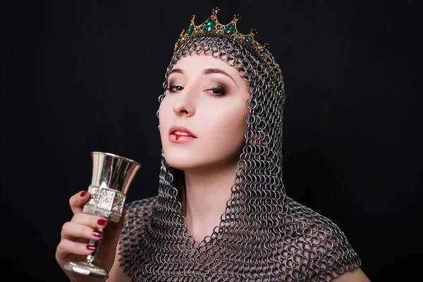 Retrato Beleza Uma Menina Capuz Chainmail Com Uma Coroa Cabeça — Fotografia de Stock