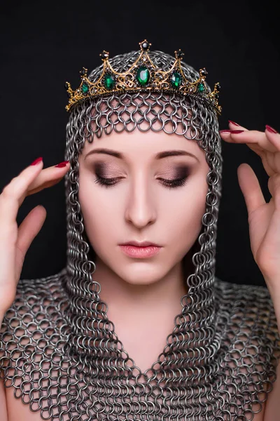 Retrato Beleza Uma Mulher Capuz Chainmail Com Uma Coroa Cabeça — Fotografia de Stock