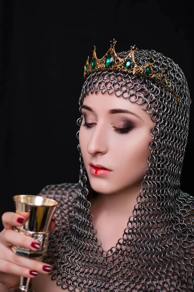 Schönheitsporträt Eines Mädchens Mit Kettenhemd Krone Auf Dem Kopf Weinglas — Stockfoto
