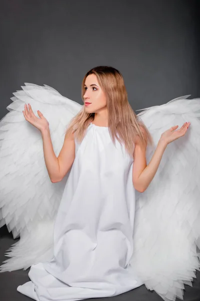 Jovem Mulher Vestido Branco Com Asas Brancas Nas Costas Menina — Fotografia de Stock