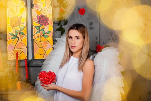 Angel Tem Coração Vermelho Nas Mãos Retrato Uma Menina Vestido — Fotografia de Stock