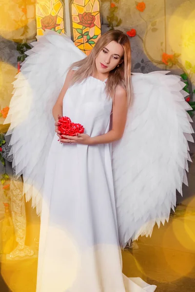 Anděl Drží Rukou Červené Srdce Portrét Dívky Bílých Šatech Bílými — Stock fotografie