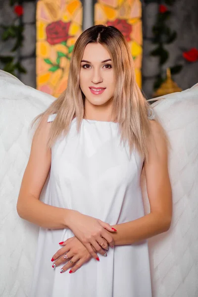 Retrato Uma Jovem Bonita Mulher Num Vestido Branco Com Asas — Fotografia de Stock