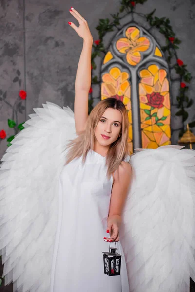 Anjo Vestido Branco Com Asas Abertas Atrás Poses Com Uma — Fotografia de Stock