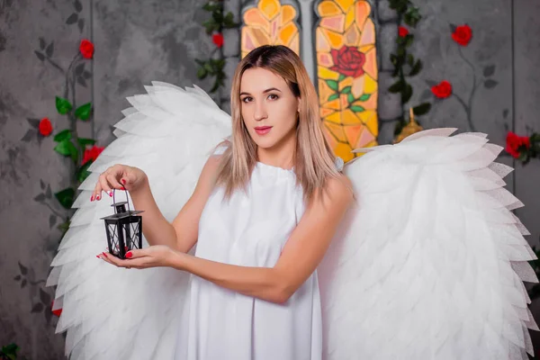 Anjo Vestido Branco Com Asas Abertas Atrás Poses Com Uma — Fotografia de Stock