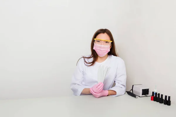 Uma Mulher Casaco Branco Com Uma Máscara Óculos Seu Rosto — Fotografia de Stock