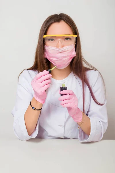 Een Vrouw Handschoenen Een Witte Jas Met Een Masker Een — Stockfoto