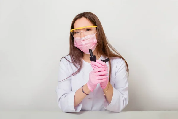 Una Mujer Con Guantes Abrigo Blanco Con Una Máscara Gafas — Foto de Stock