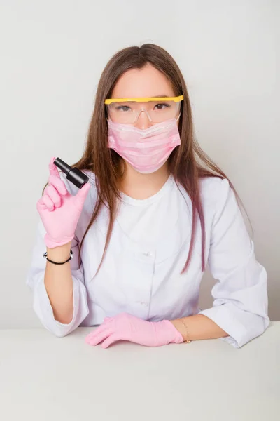 Una Donna Guanti Cappotto Bianco Con Una Maschera Occhiali Sul — Foto Stock