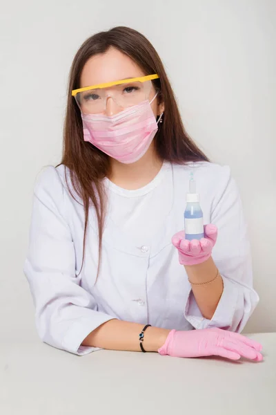 Een Vrouw Handschoenen Een Witte Jas Met Een Masker Een — Stockfoto