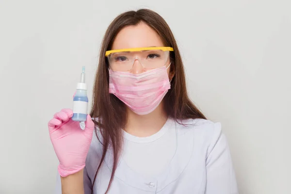 Een Vrouw Handschoenen Een Witte Jas Met Een Masker Een — Stockfoto