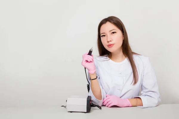 Portret Van Een Vrouw Meester Van Nagels Een Witte Jas — Stockfoto