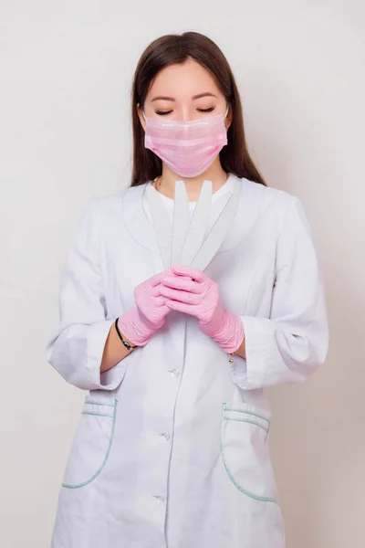 Retrato Una Mujer Maestra Uñas Con Abrigo Blanco Una Máscara — Foto de Stock