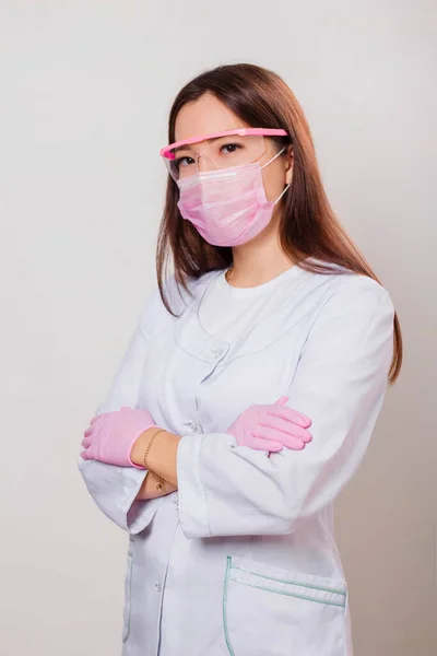 Retrato Uma Mulher Casaco Branco Máscara Óculos Foto Sobre Fundo — Fotografia de Stock