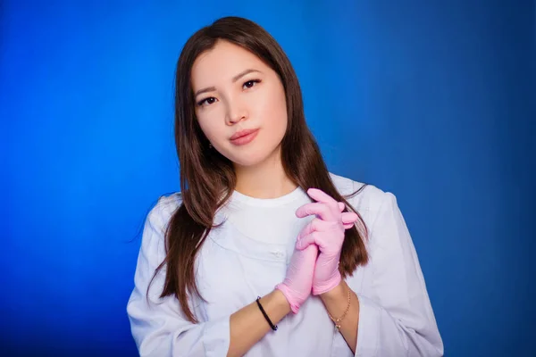Portrait Woman White Coat Hands Gloves Folded Her Chest Photo — Stock Photo, Image