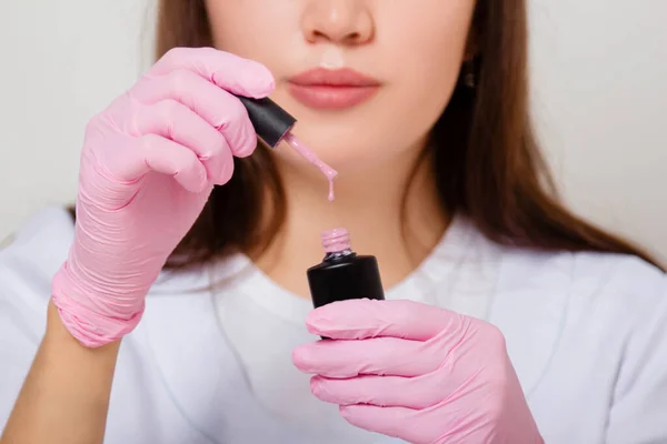 Una Mujer Con Abrigo Blanco Guantes Sostiene Sus Manos Una —  Fotos de Stock