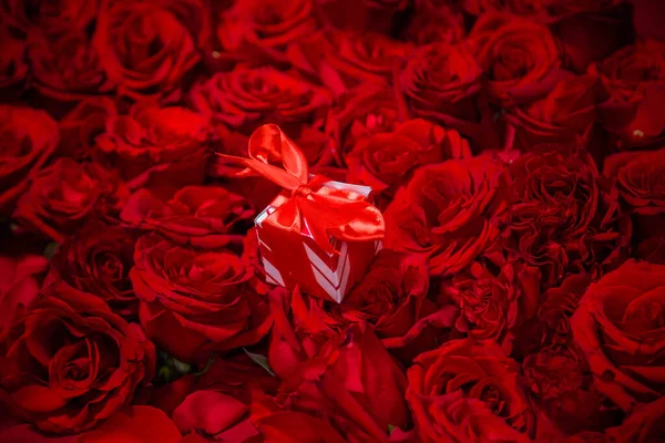 Una Caja Regalo Con Lazo Rojo Encuentra Rosas Rojas — Foto de Stock