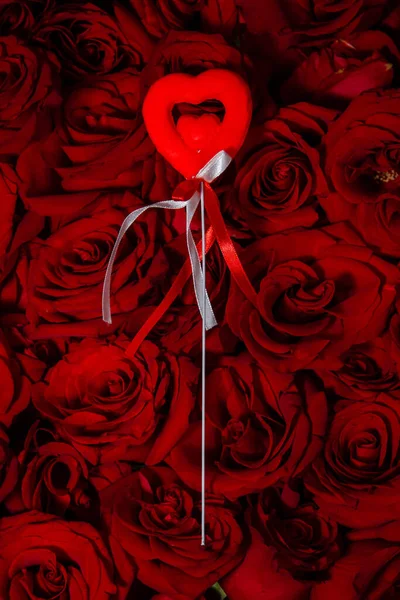 Zbliżenie Czerwonego Serca Leżącego Pączkach Róż — Zdjęcie stockowe