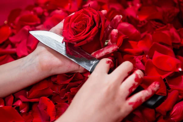 Zbliżenie Rąk Krwi Nożem Różanym Pączkiem Tle Róż Płatków — Zdjęcie stockowe