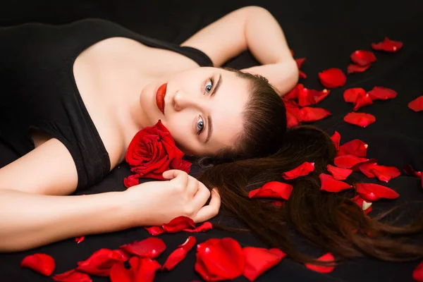 Portrait Girl Lying Black Background Rose Petals Valentine Day Concept — Stock Photo, Image