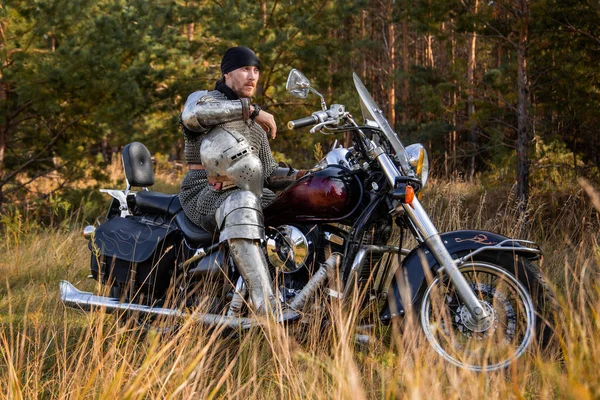 Фоне Леса Мотоцикле Сидит Байкер Средневековой Броне Рыцаря — стоковое фото