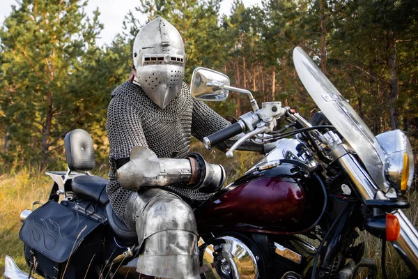 우편과 헬멧을 기사가 오토바이 여행하다 — 스톡 사진
