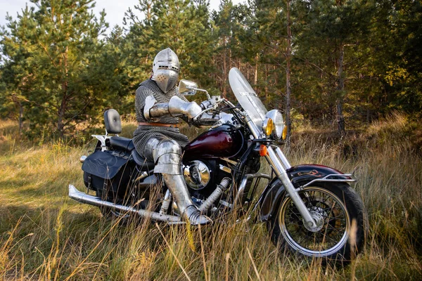 Средневековый Рыцарь Кольчуге Шлеме Сидит Мотоцикле Путешествие Лесу — стоковое фото
