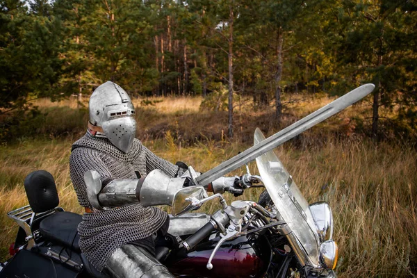 Средневековый Рыцарь Цепи Шлем Мечом Руках Сидит Мотоцикле — стоковое фото